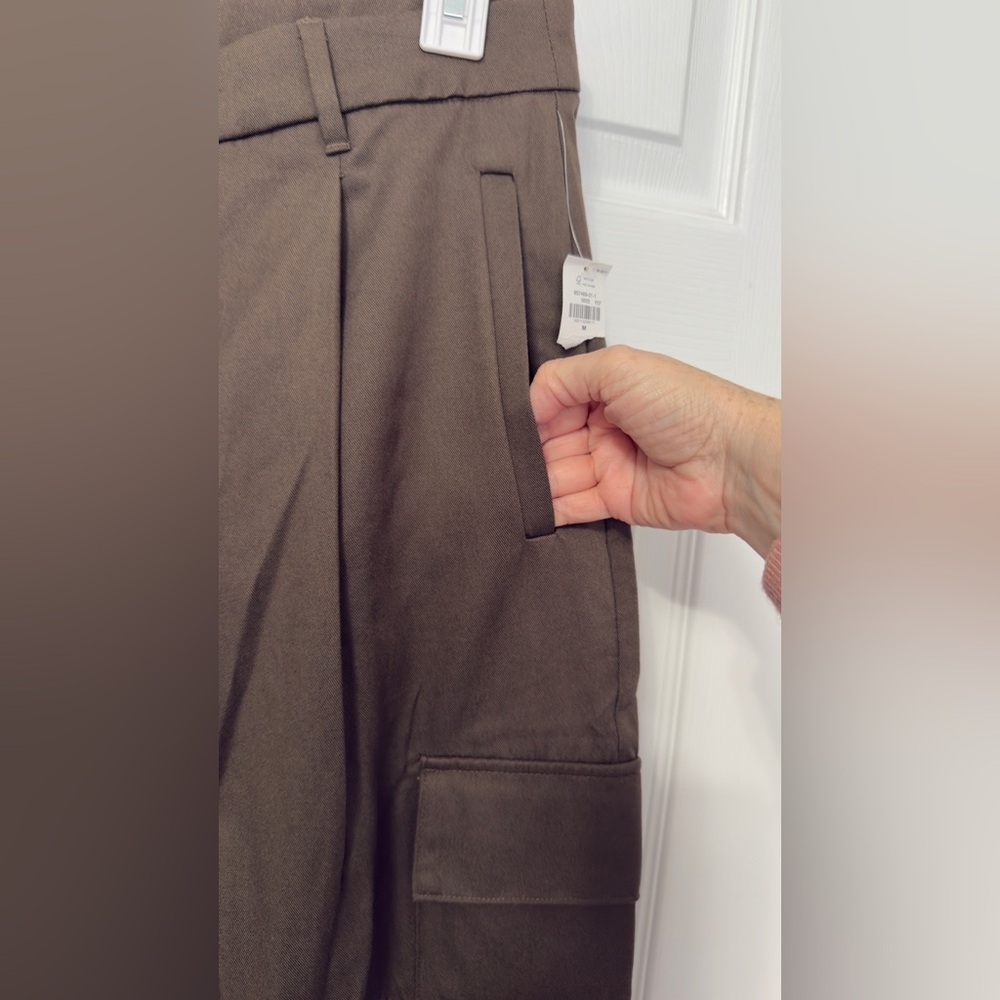 Old Navy women’s Dark Brown Cargo Pants - Picture 4 of 7